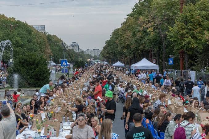 Record mondial la București: acțiunea de caritate „Masa care unește” a strâns 20.000 de oameni și a intrat în Cartea Recordurilor Guinness / depositphotos