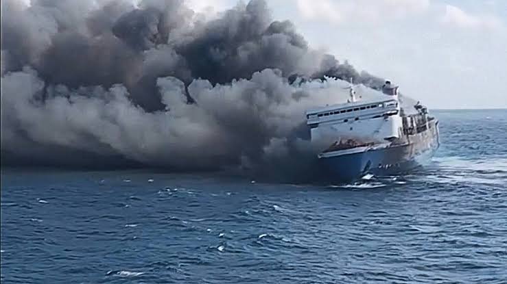 O navă cu 243 de persoane la bord a dispărut în timpul unei furtuni în Marea Java / depositphotos