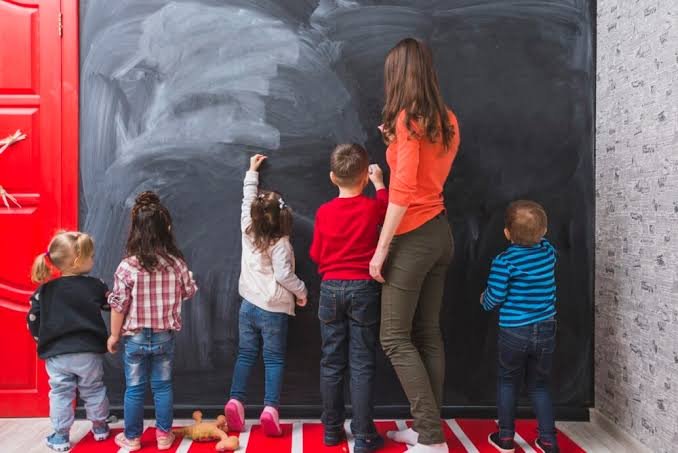 Eurostat: România este pe primul loc în UE la numărul de elevi care îi revin unui profesor în învățământul primar / depositphotos