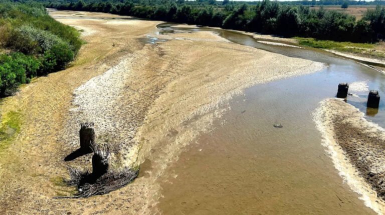 „Aceasta va fi noua normalitate”. Expert european în domeniul mediului explică paradoxul climatic din bazinul Dunării: cantitatea anuală de precipitații se schimbă foarte puțin, dar nivelul fluviului scade / depositphotos