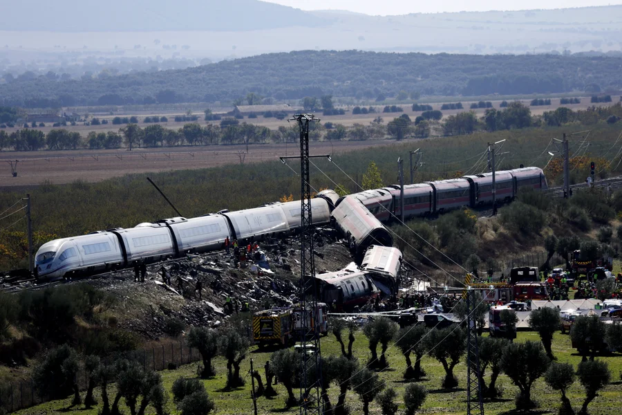 Nicușor Dan și-a exprimat solidaritatea cu Spania după catastrofa feroviară soldată cu numeroase victime / REUTERS Violeta Santos Moura
