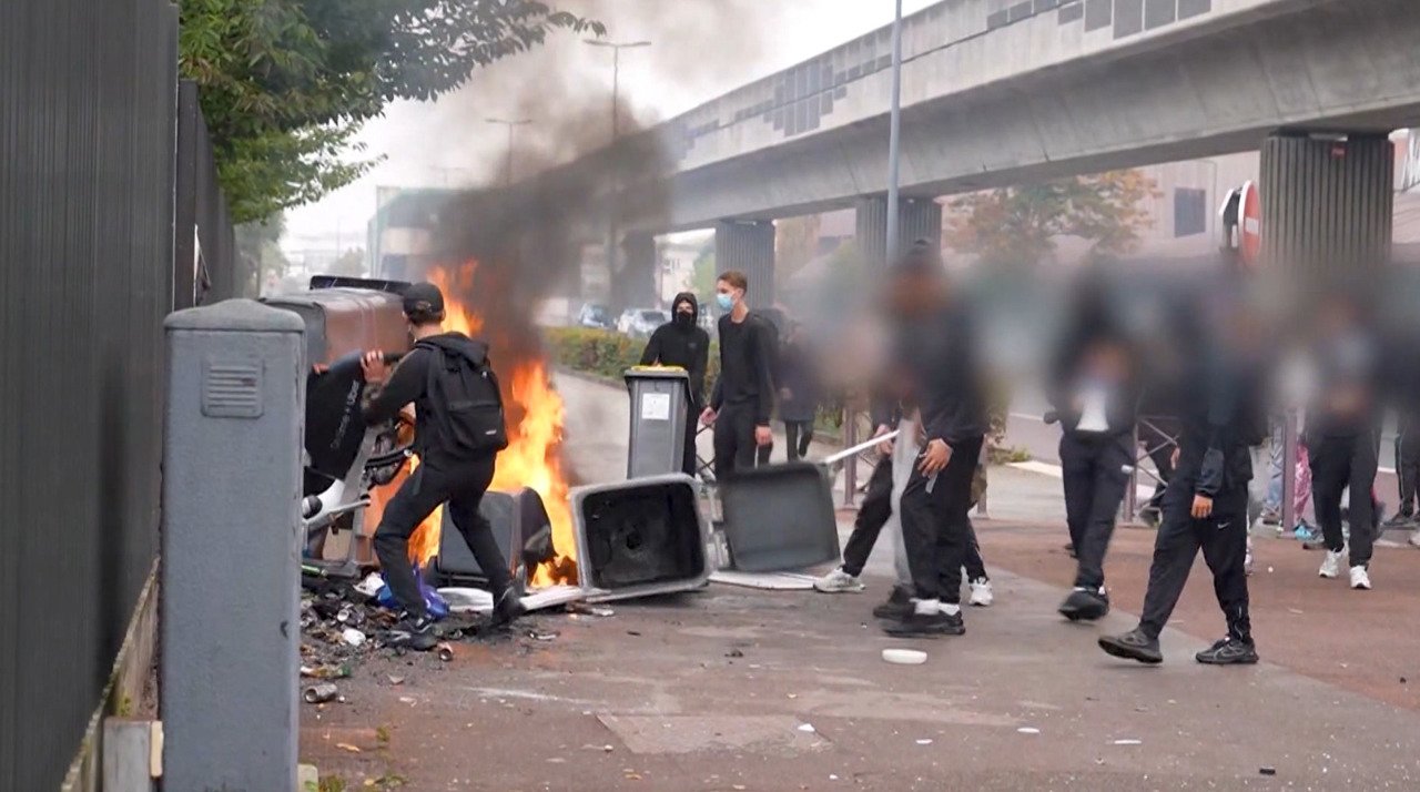 Protestele elevilor francezi escaladează: în suburbiile Parisului, directorul unui liceu a fost stropit cu benzină / depositphotos