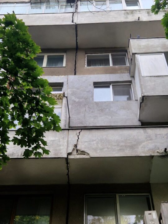 În București, locatarii au primit permisiunea de a reveni în blocul cu o fisură între etajele cinci și opt / Departamentul pentru Situaţii de Urgenţă