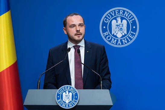 Lovitură dură împotriva „standardelor duble” ale medicilor: în România vor fi concediați cei care fug în timpul programului la clinicile private / depositphotos