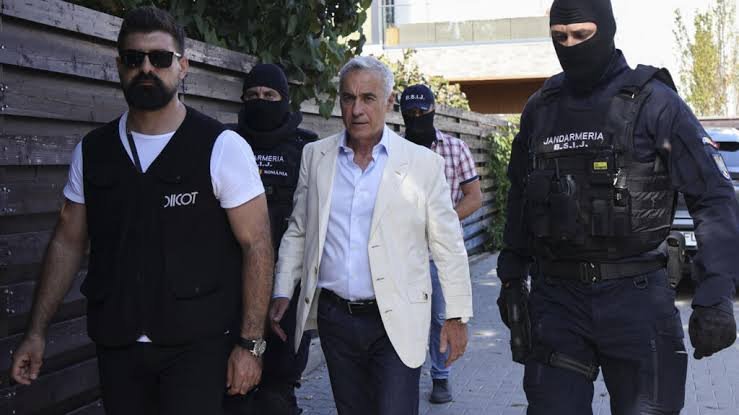 Călin Georgescu, vizat de o nouă anchetă DIICOT: din arest, ar fi încercat să găsească „microfoanele” din propria vilă / depositphotos