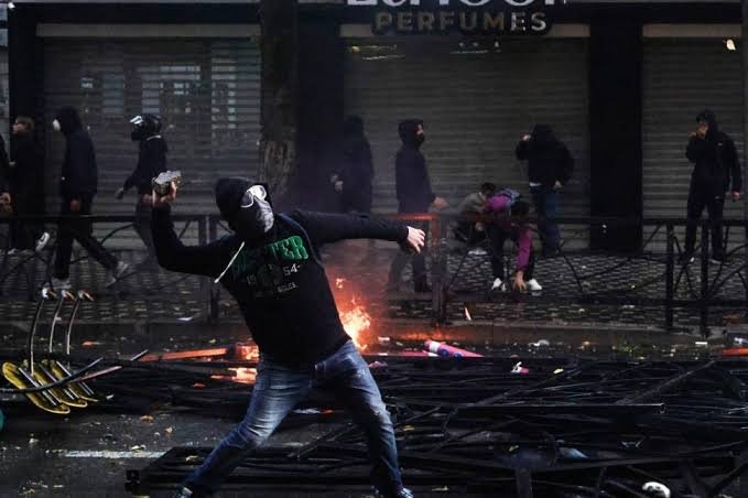 Proteste studențești violente la Tirana: Ciocniri dure cu poliția și gaze lacrimogene în capitala Albaniei / depositphotos