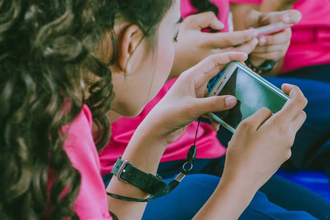 Interzicerea telefoanelor mobile în școlile din România: ce spun doi psihologi și cele mai recente studii ./ depositphotos