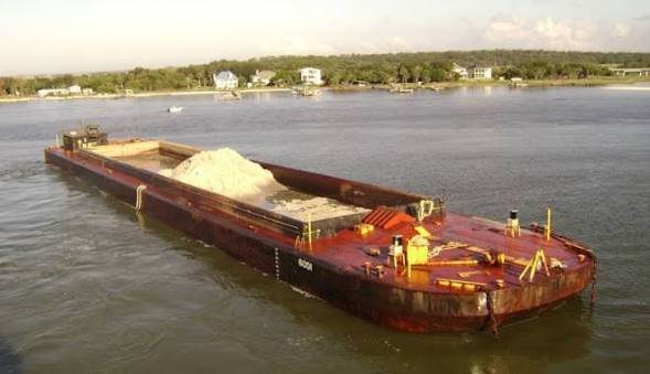 Transportul fluvial, amenințat de bombe și secetă. Cum pierd transportatorii români profiturile record de pe coridorul Dunării: „Nu ne rămâne decât să așteptăm ca Dumnezeu să trimită ploaia” / depositphotos